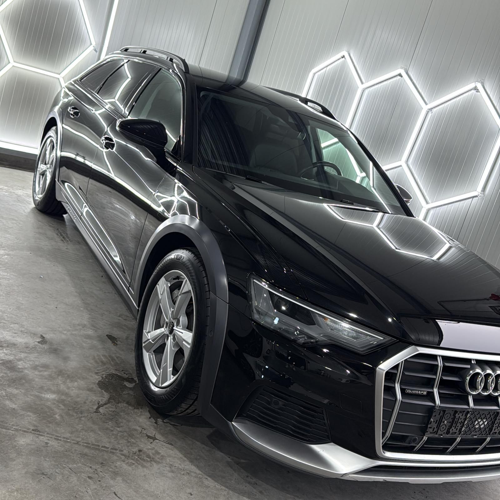 Audi A6 Allroad onder hexagon-licht