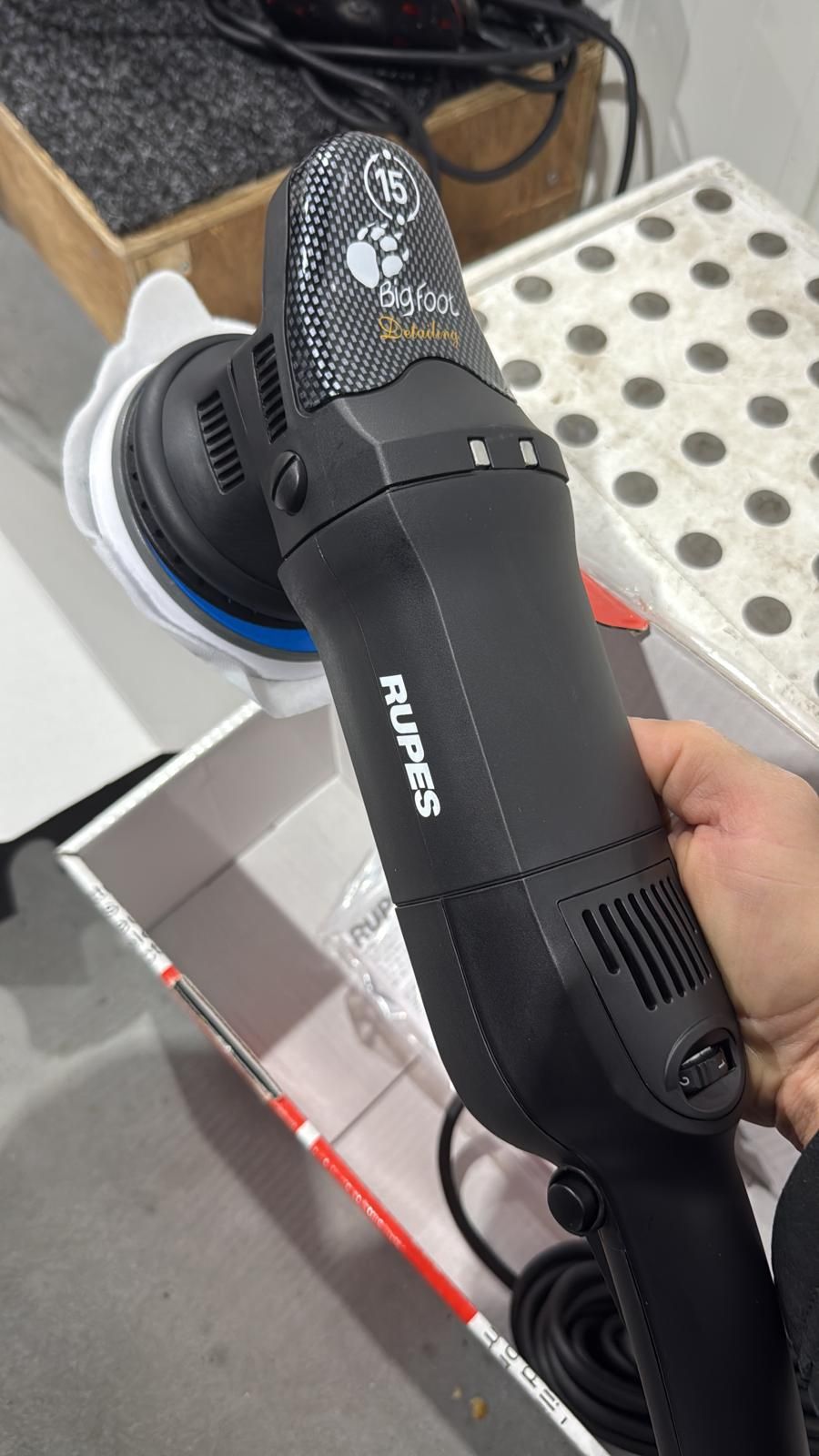 Rupes BigFoot polijstmachine in de hand