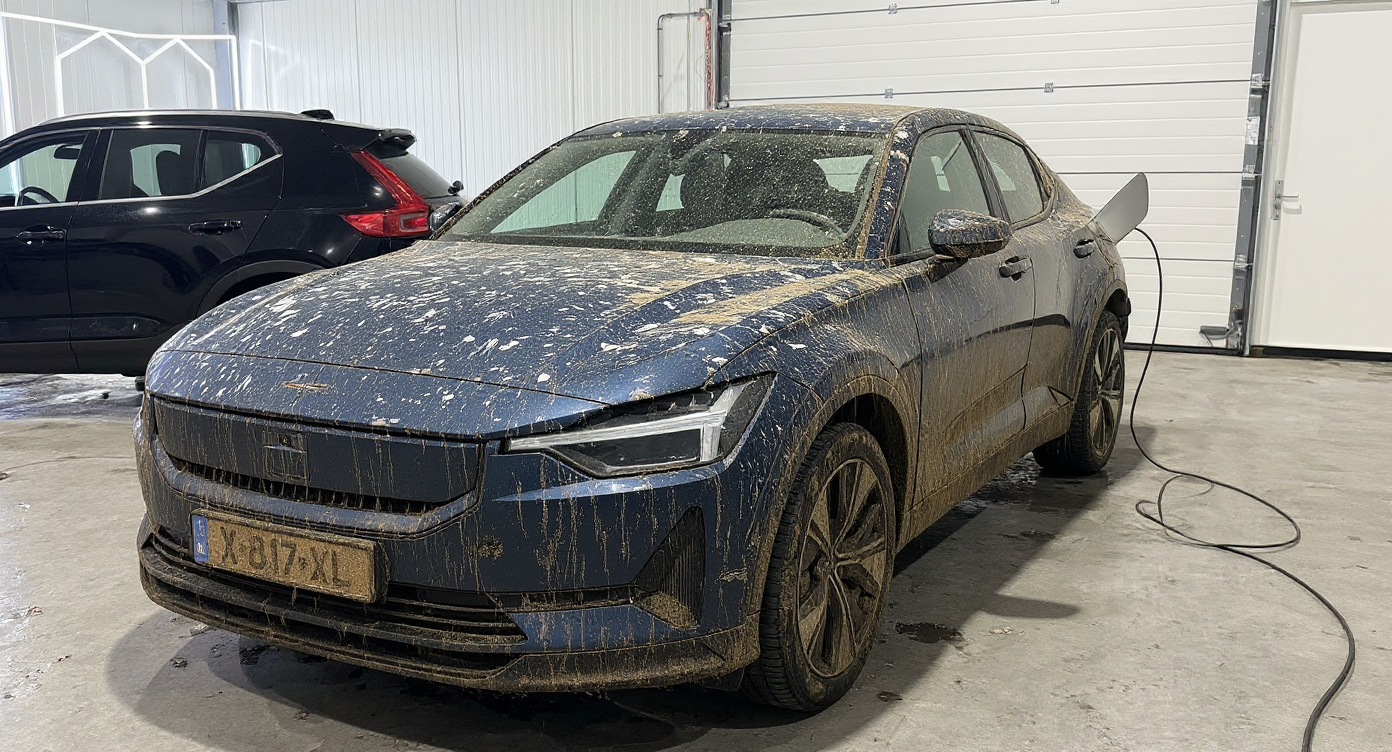Voor: auto onder de modder, vogelpoep en stof