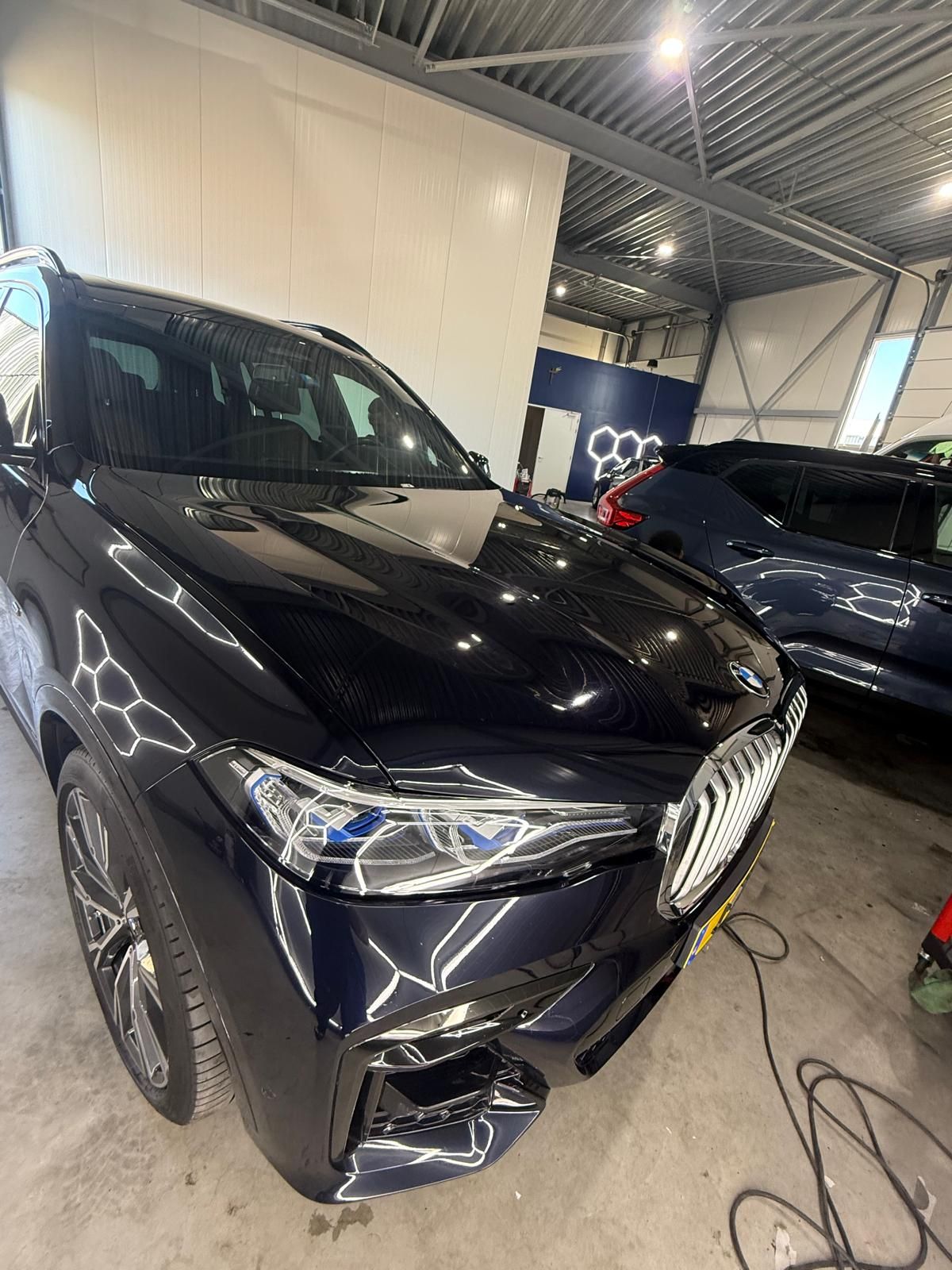 BMW X7 glanzend in de werkplaats